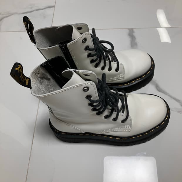 닥터마틴 제이든 화이트 uk4 딱 1번신은 새거