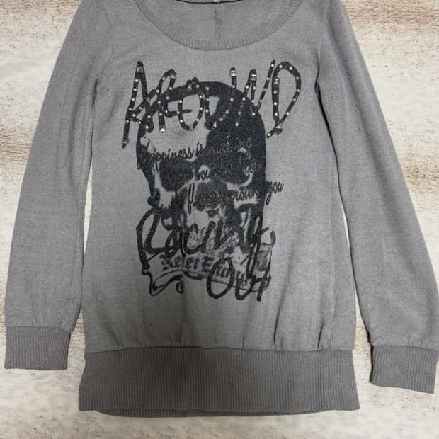 해골 프린팅 오프숄더 니트