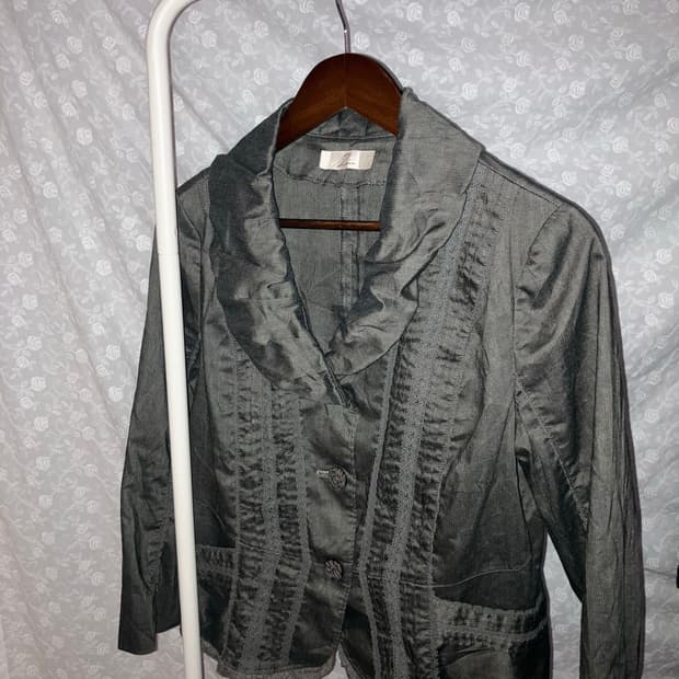 💌 Metallic silver lace jacket.