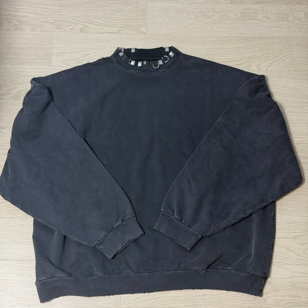 발렌시아가 피어싱 맨투맨 스웻셔츠