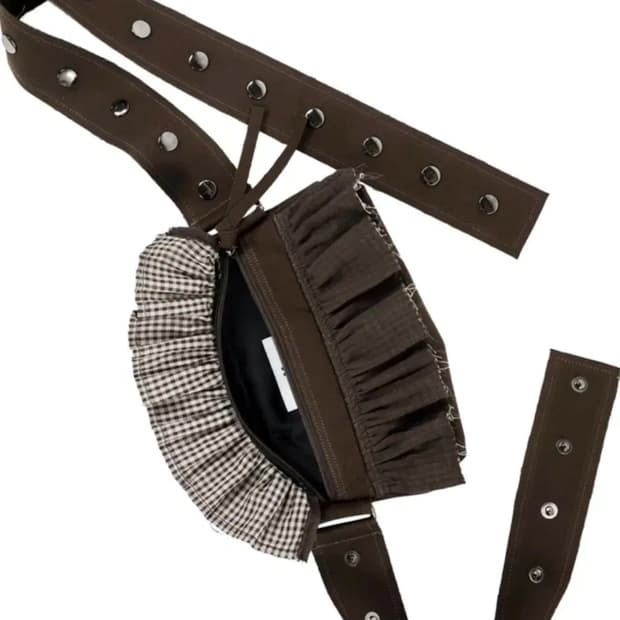 큘 러플 벨트백 브라운