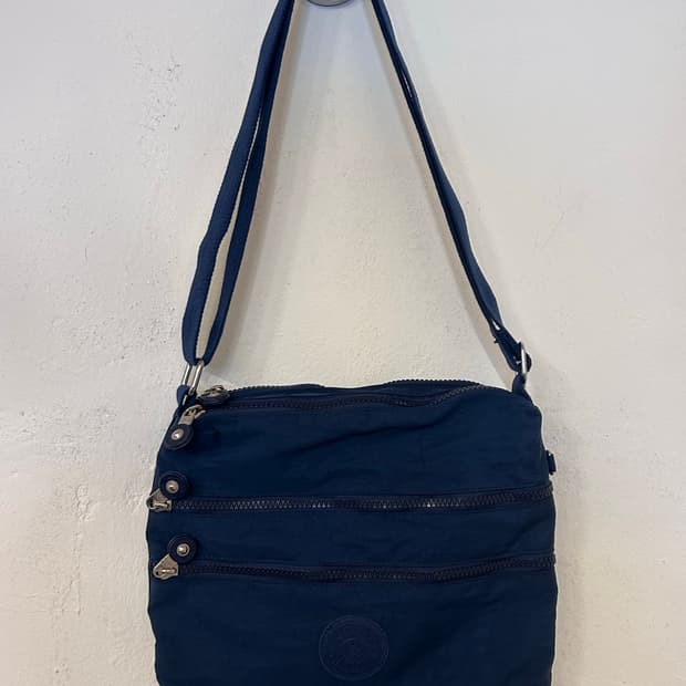 키플링 네이비 크로스백