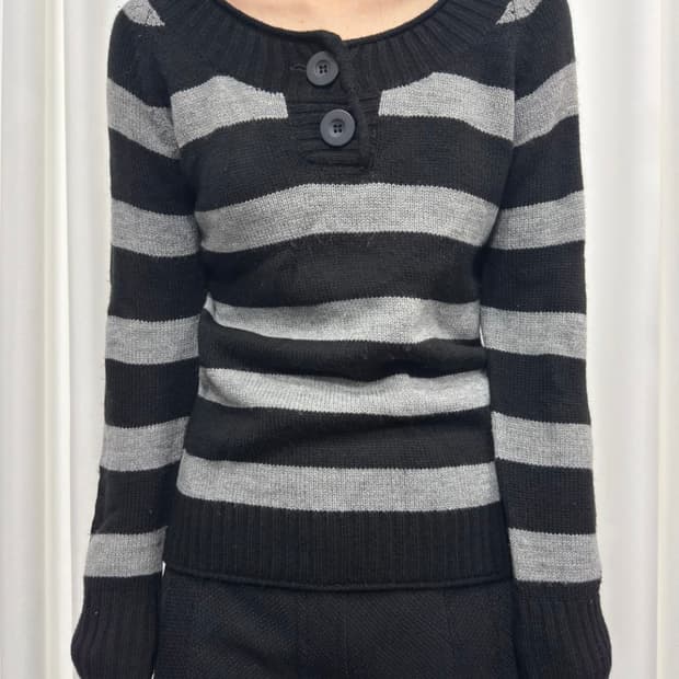 Button stripe knit 