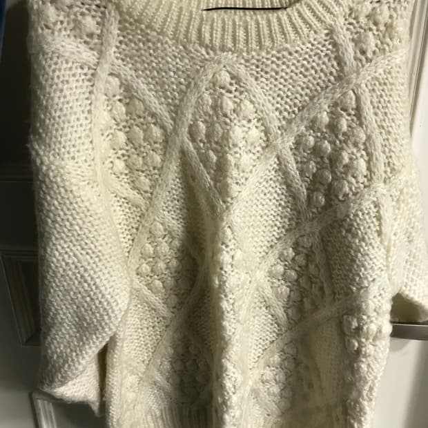 아이보리 폼폼이 니트