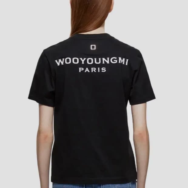 우영미 블랙 코튼 백로고 티셔츠