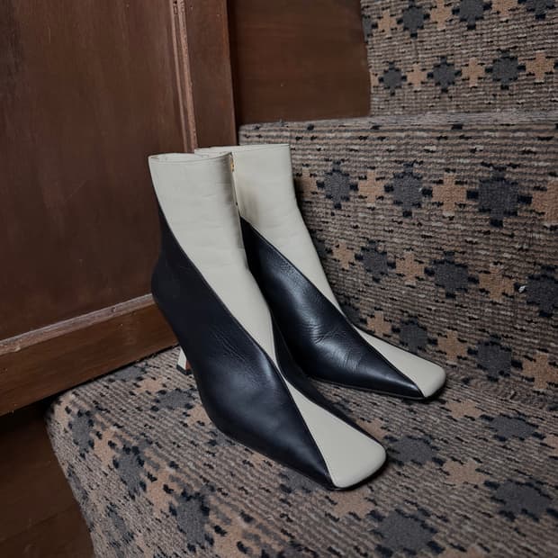 MANU Atelier 스퀘어토 투톤 앵클부츠