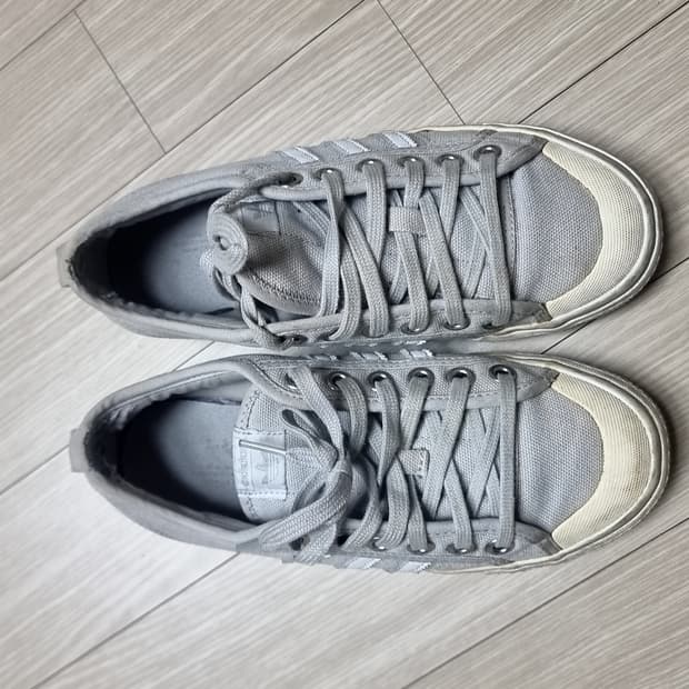 아디다스 회색 스니커즈(235)