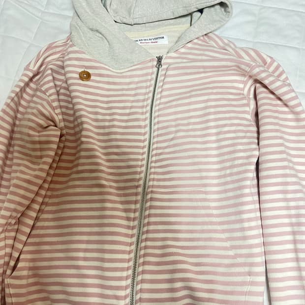 더뮤지엄비지터 핑크 스트라이프 후드집업