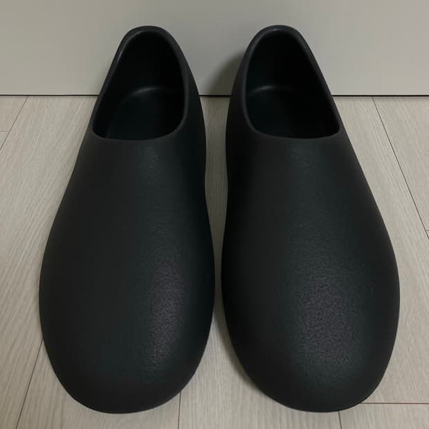 Yeezy SL-01 Black 