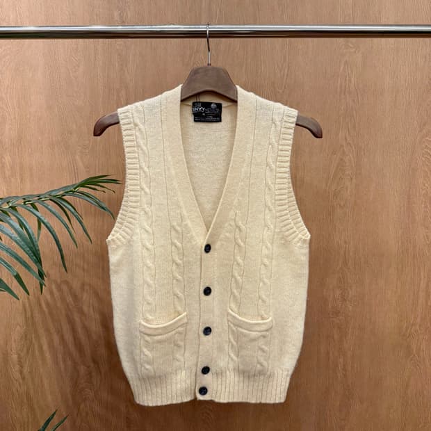 틴비 울 니트 베스트 케이블 짜임 버튼 포켓 브이넥 클래식 아이보리