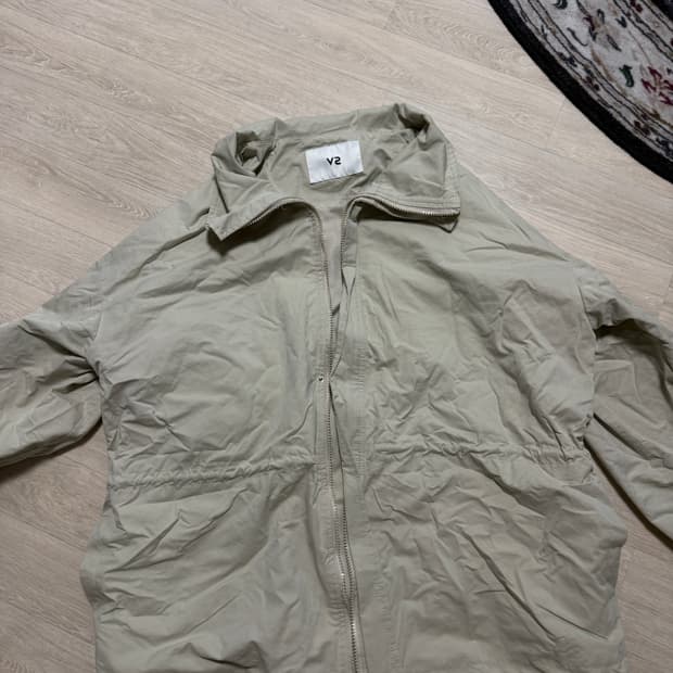 브이투 베이지색 피쉬테일 바람막이 자켓