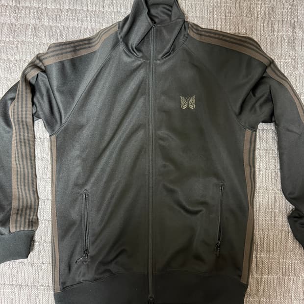 니들스 트랙 자켓 폴리 스무스 블랙 다크 브라운