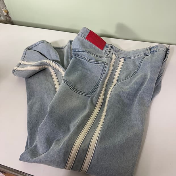 M 스컬프터 세미와이드 일자핏 연청워시드 사이드라인 데님팬츠