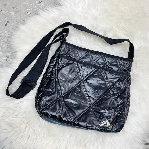 아디다스 로고 퀼팅 크로스백