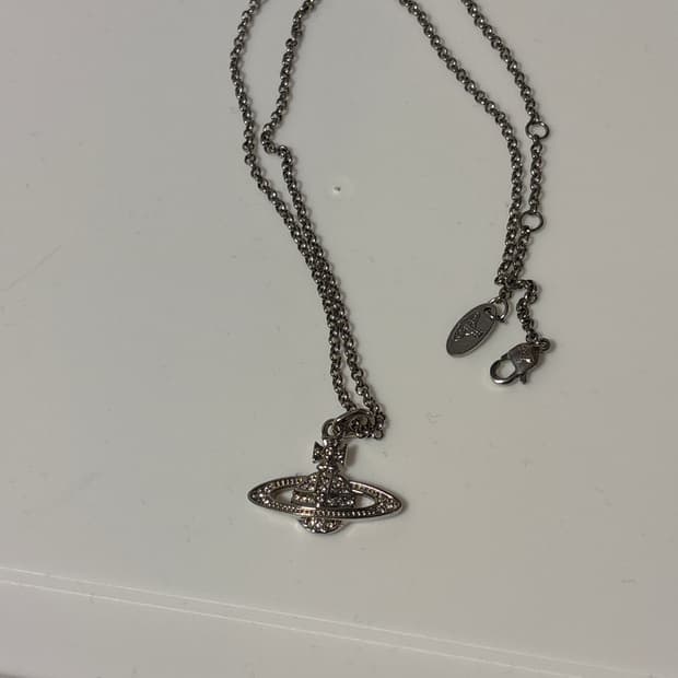 비비안웨스트우드 미니 바스 릴리프 팬던트 실버