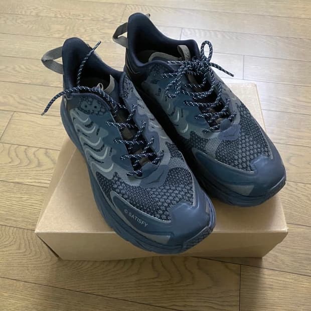 호카x새티스파이 클리프톤 아이언블랙