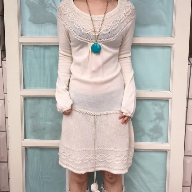 Line detail knit onepiece