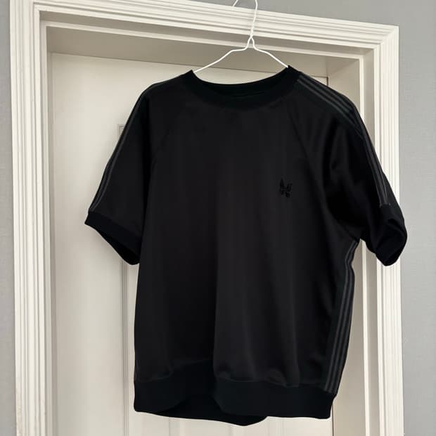 [M] 니들스 스튜디오스 트랙셔츠 반팔