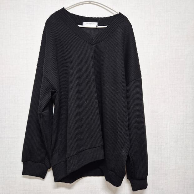 블랙 브이넥 니트 스웨터