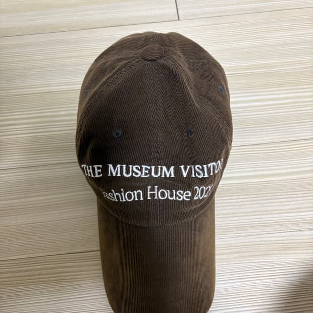 더뮤지엄비지터 볼캡