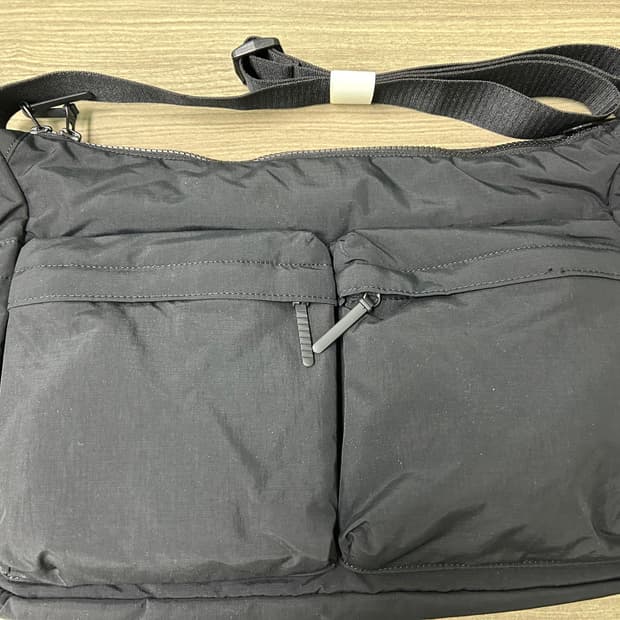 유니클로 멀티 포켓 숄더백 블랙