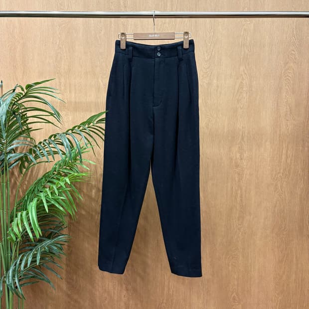 이세이미야케 하이 울 테이퍼드 팬츠 더블 버튼 투 핀턱 포켓 디테일 블랙