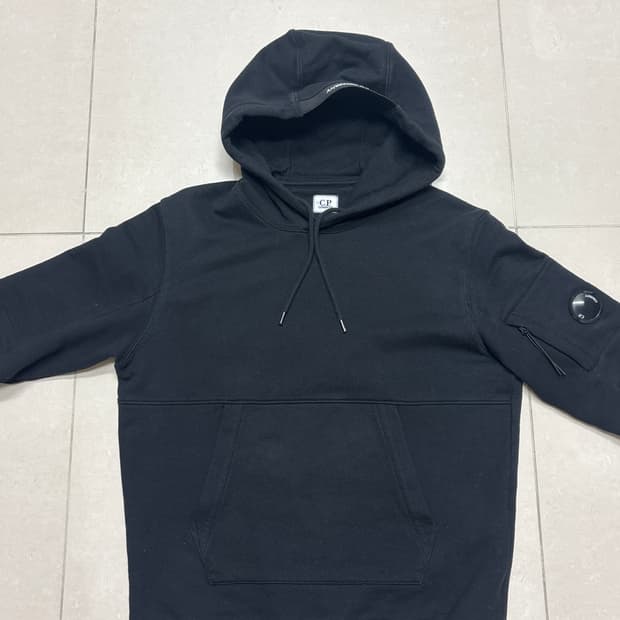 cp컴퍼니 다이애그널 레이즈드 플리스 후드 블랙