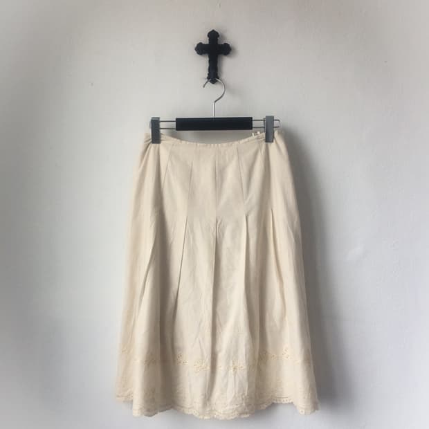 Butterfly punching point pleat skirt