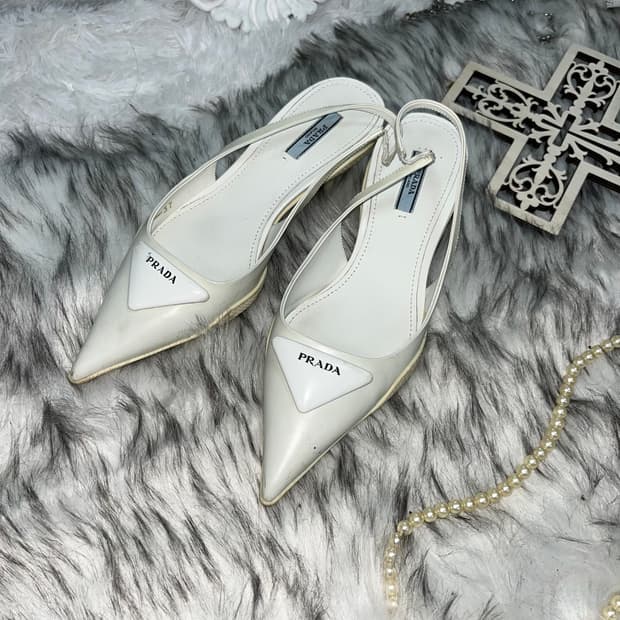 Prada 브러쉬드 가죽 슬링백 펌프스