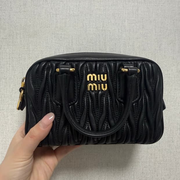 미우미우 마테라쎄 나파 가죽 탑핸들 미니백 블랙