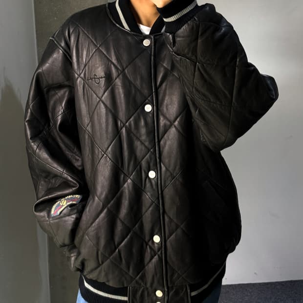 션존 다이아몬드 퀼티드 램스킨 레더 오버 바시티 자켓
