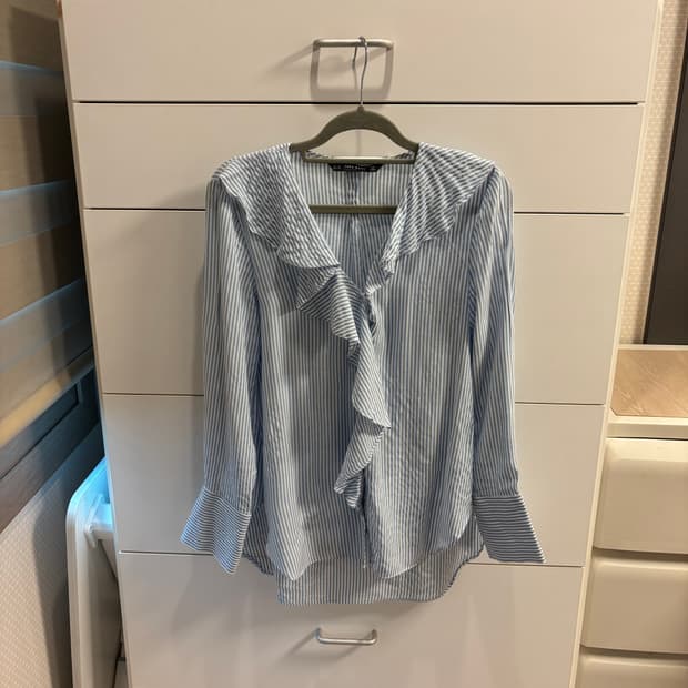 자라 베이직 스트라이프 블루 프릴 블라우스