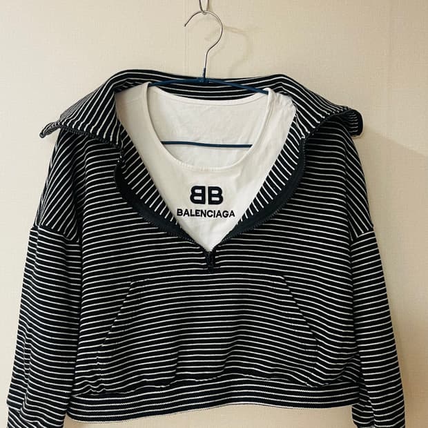 발렌시아가 스트라이프 반집업 크롭 맨투맨 S 내부 나시티와 맨투맨 일체형