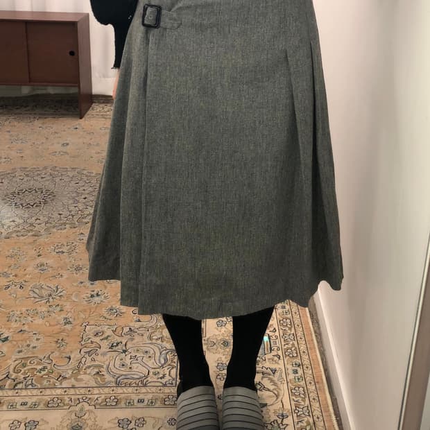 그레이 벨트 플리츠 스커트