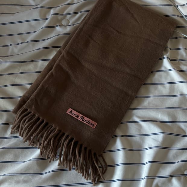 아크네스튜디오 머플러 (캐러멜브라운)