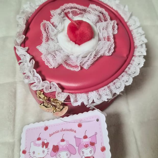 산리오 헬로키티 휘핑 체리 케이크형 파우치