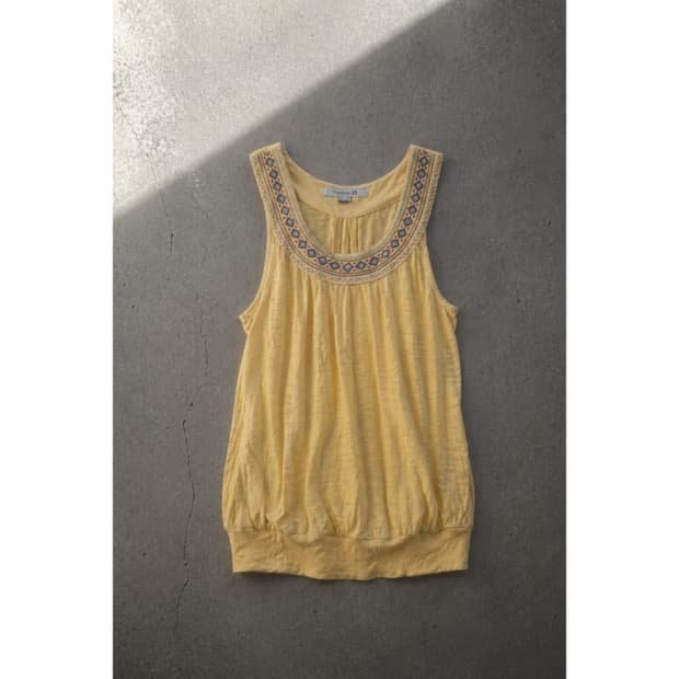 넥라인 포인트 노랑 티