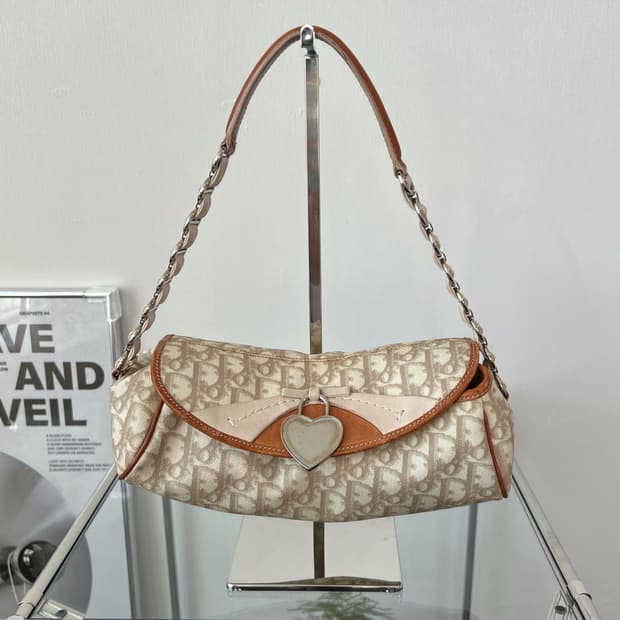 디올 로맨티크 트로터 하트 참 숄더백