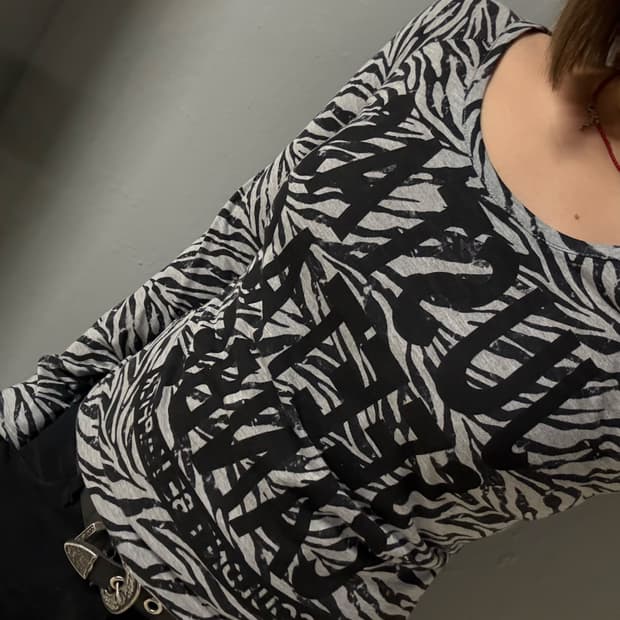 zebra pattern lettering long sleeve