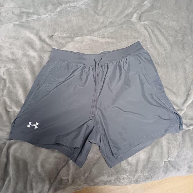 언더아머 론치 5인치 XL사이즈 그레이