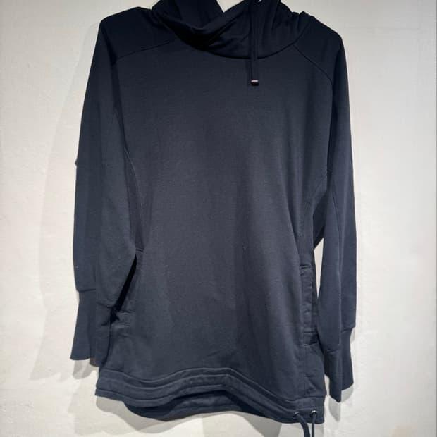 00s person’s black Hoodie 
