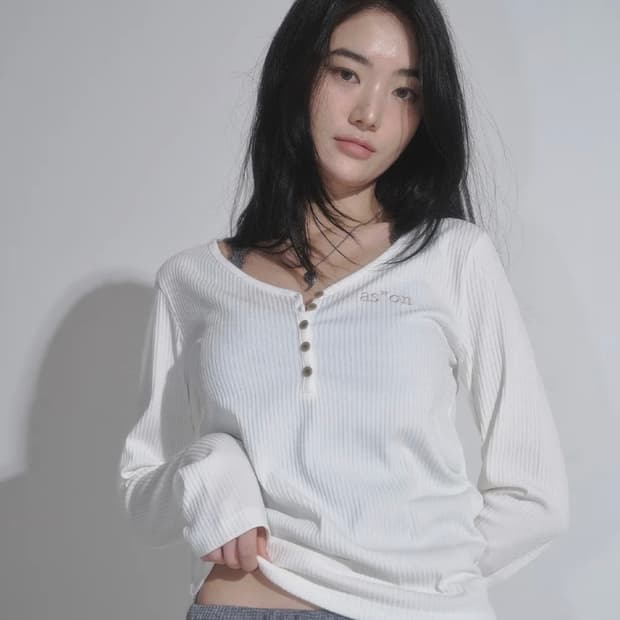 애즈온 버튼티 아이보리 WISH RIBBED BUTTON TEE