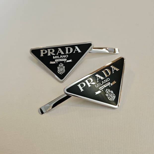 프라다 업사이클링 삼각로고 블랙 헤어핀