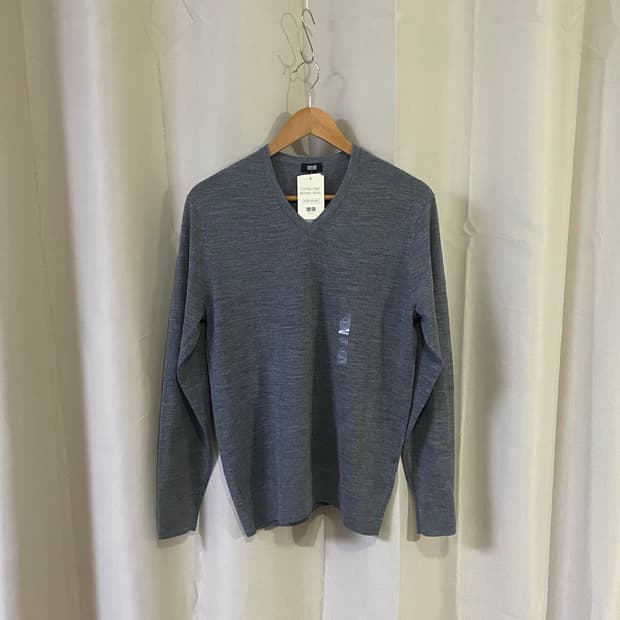 Uniqlo merino wool v-neck knit