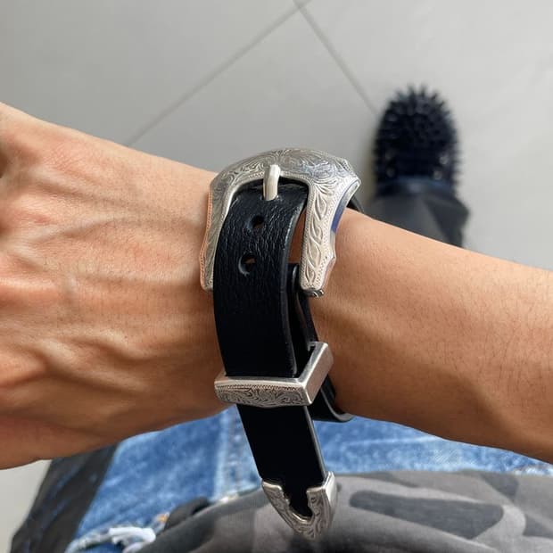 LEATHER METAL BANGLE 가죽 메탈 팔찌