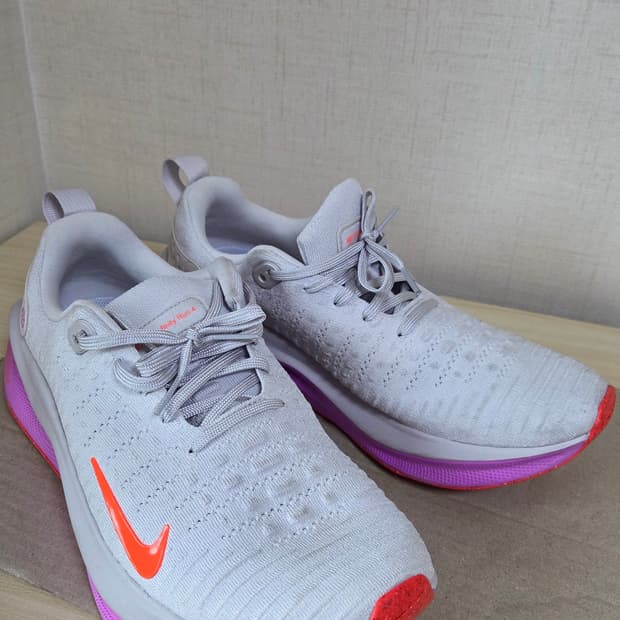 나이키 리액트X 인피니티 런 4 바스트 그레이 하이퍼 바이올렛