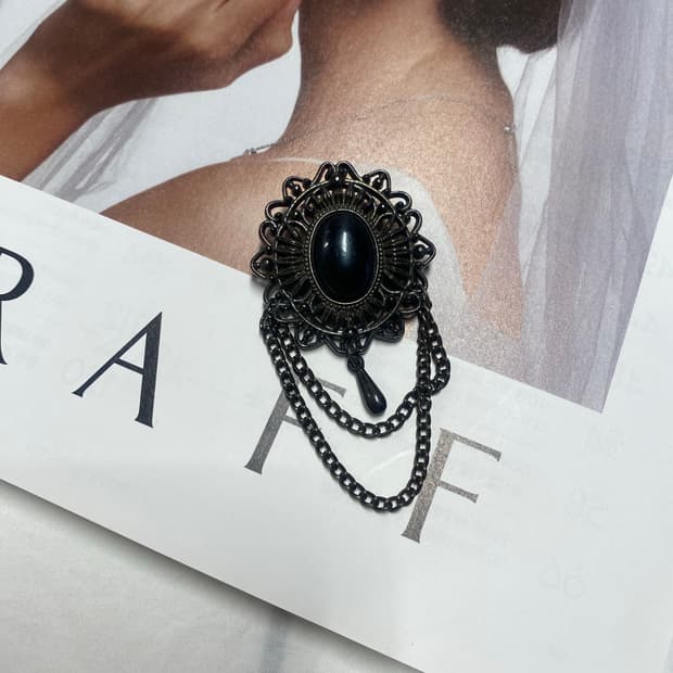 고딕무드 블랙 브로치