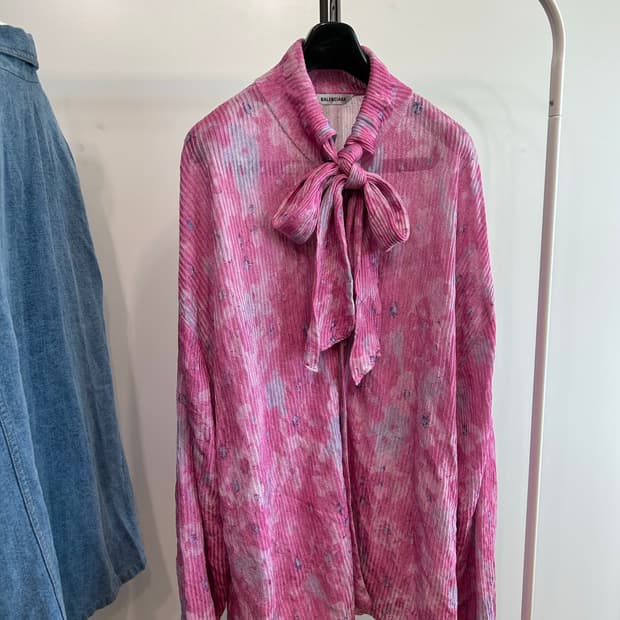 발렌시아가 셀프 타이 플리츠 셔츠