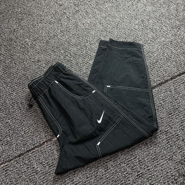 나이키 스우시 디테일 하이라이즈 우븐 팬츠 2430