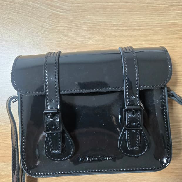 닥터마틴 7인치 올블랙 페이턴트 사첼백(희귀)